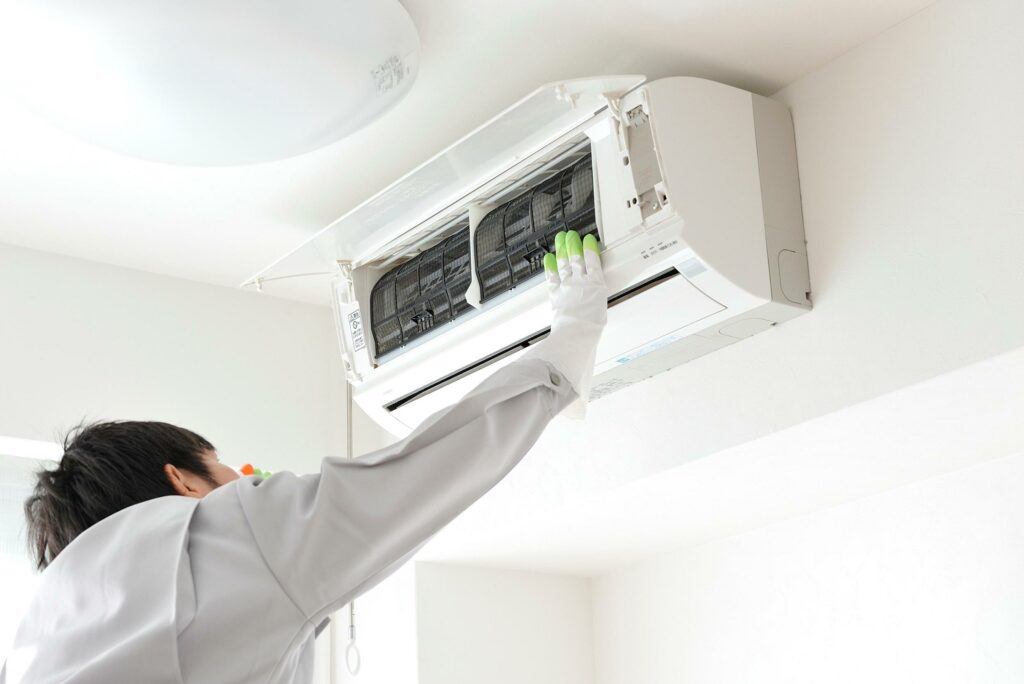 Profesional cambiando el aire acondicionad